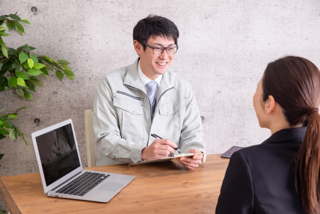 パソコン訪問サポート中のスタッフ